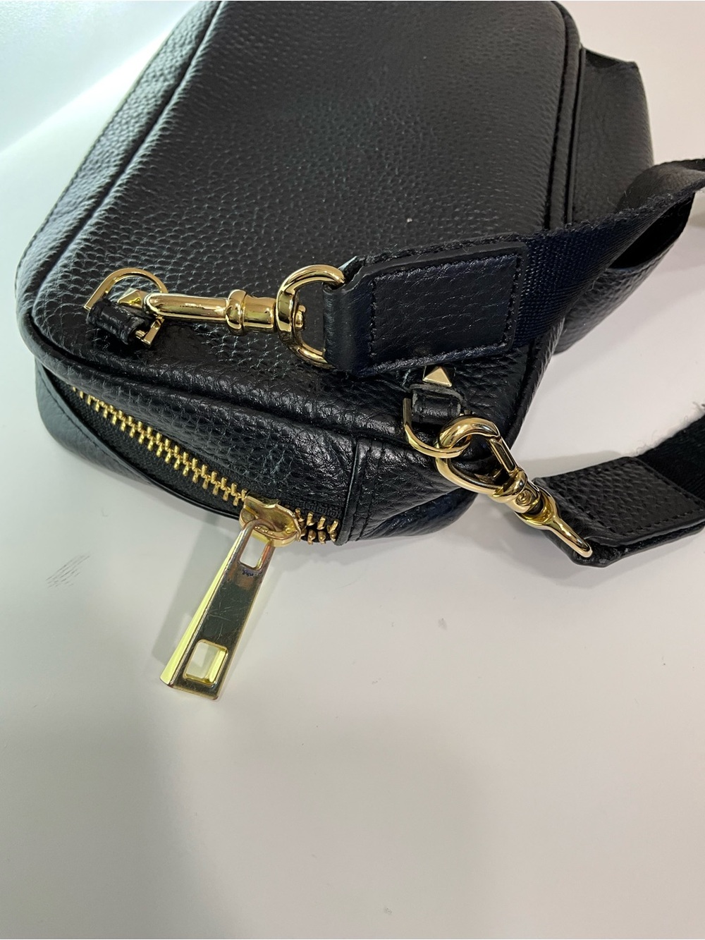 BANDOLIER Black Pebbled Leather Crossbody Phone Bag Gold Hardware Zip Top - Picture 5 of 10